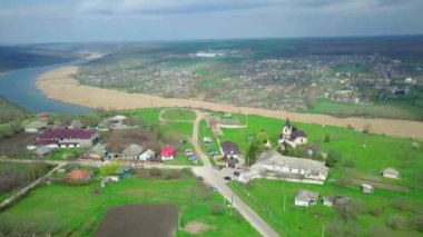 Nehir üzerinden uçmak ve baharda küçük bir köy. Moldova Cumhuriyeti. Molovata köyü. Nehir Dinamosu.