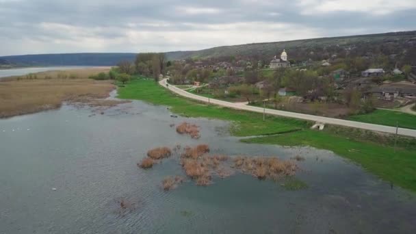 Vlucht Rivier Klein Dorp Het Voorjaar Moldavië Republiek Van Molovata — Stockvideo