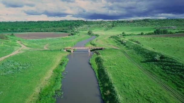 Survol Petite Rivière Printemps Pont Traversant Une Rivière — Video