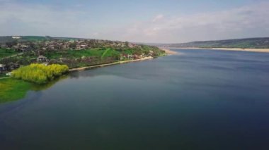 Nehir üzerinden uçmak ve baharda küçük bir köy. Moldova Cumhuriyeti. Molovata köyü. Nehir Dinamosu.