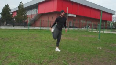 Adam açık havada spor yapmaya gider..