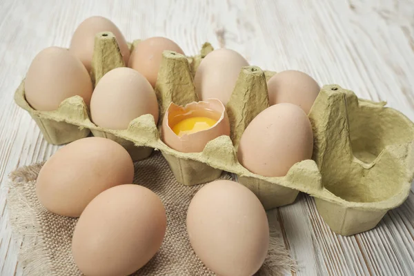 在木制背景的蛋盒中的生鸡蛋的特写视图 蛋盒中的生蛋有机食品对健康的高蛋白质 — 图库照片
