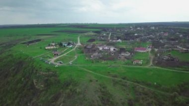 Baharda küçük bir köyün üzerinde kamera uçuşu. Moldova Cumhuriyeti 'nin Thipova köyü.
