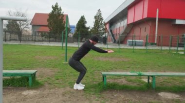 Adam açık havada spor yapmaya gider..