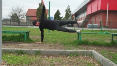 Adam açık havada spor yapmaya gider..