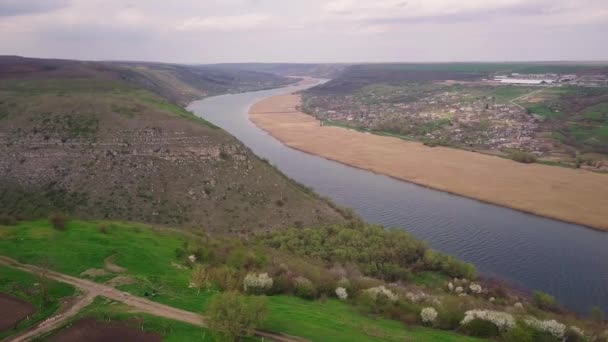 Vlucht Rivier Klein Dorp Het Voorjaar Moldavië Republiek Van Molovata — Stockvideo