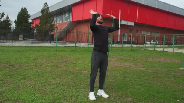 Der Mann Treibt Sport Unter Freiem Himmel — Stockvideo