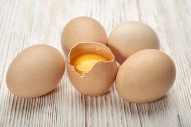 Ahşap arka planda yumurta kutusundaki çiğ tavuk yumurtalarının yakın plan görüntüsü. Yumurta kutusundaki çiğ tavuk yumurtaları sağlıklı ve yüksek protein için organik gıdalar. .