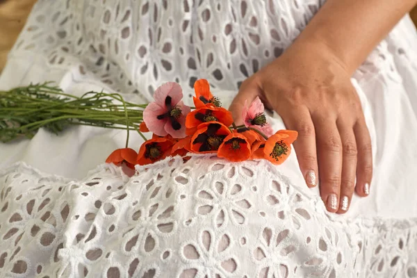 白いドレスの女性は 彼女の手を閉じて 人々の花を保持する 春の夢 — ストック写真