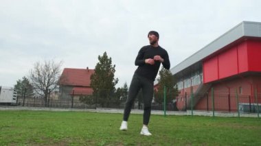 Adam açık havada spor yapmaya gider..