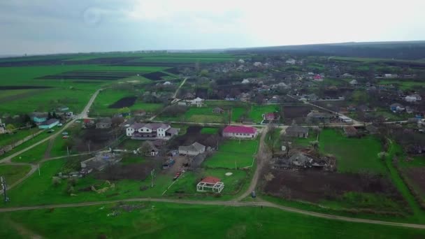 Baharda Küçük Bir Köyün Üzerinde Kamera Uçuşu Moldova Cumhuriyeti Nin — Stok video