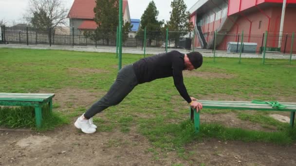 Homem Entra Para Esportes Livre — Vídeo de Stock