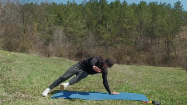 Zabawny Sportowiec Wyciąga Nogę Nim Macie Fitness Parku — Wideo stockowe