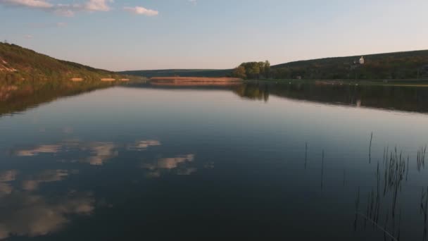 Río Antes Del Atardecer Una Hermosa Velada Río — Vídeos de Stock