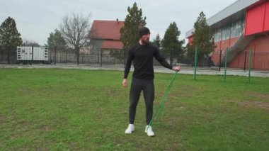 Adam açık havada spor yapmaya gider..