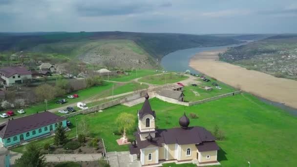 Flyg över ån och liten by på våren. Moldavien republiken. Molovata by. Floden Dniester. — Stockvideo