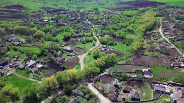 Camera vlucht over klein dorp in het voorjaar. Thipova dorp, Moldavië republiek van. — Stockvideo
