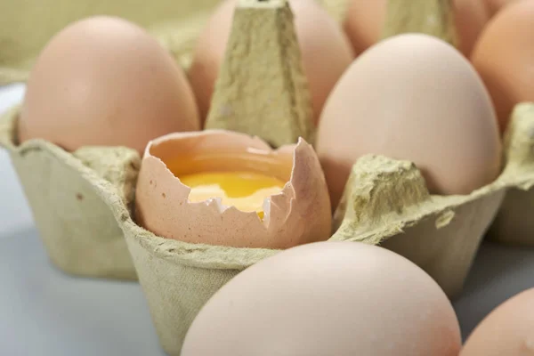 在白色背景的卡通片中对鸡蛋的特写 蛋盒中的生蛋有机食品对健康的高蛋白质 — 图库照片