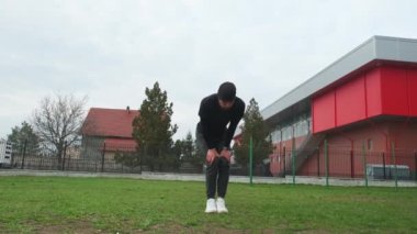 Adam açık havada spor yapmaya gider..