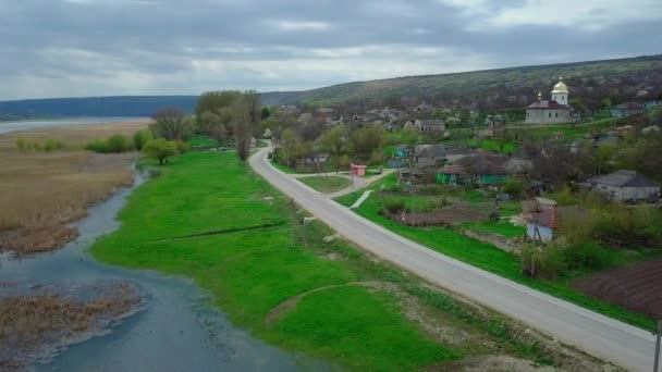 Полет Над Рекой Маленькой Деревней Весной Молдова Деревня Моловата Днестр — стоковое видео