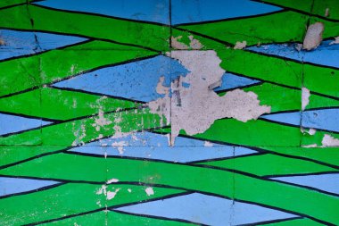 Duvar dokusundan eski boya soyuluyor