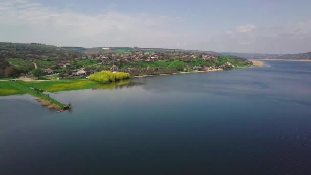 Vlucht Rivier Klein Dorp Het Voorjaar Moldavië Republiek Van Molovata — Stockvideo