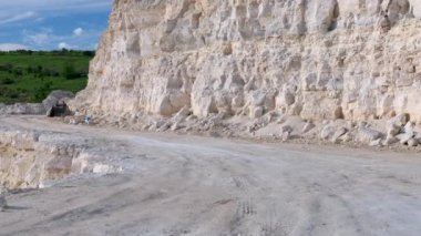 Taş ocağının manzarası bir yaz günü.