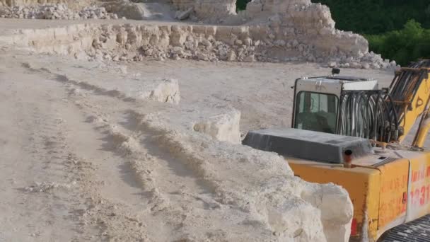 Excavadora Encuentra Fondo Una Cantera Piedra — Vídeo de stock