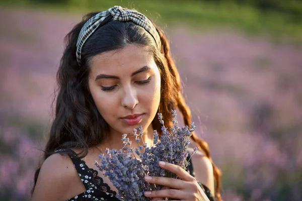 Foto Kaukasiska Ung Kvinna Klänning Innehav Bukett Blommor Utomhus Genom — Stockfoto