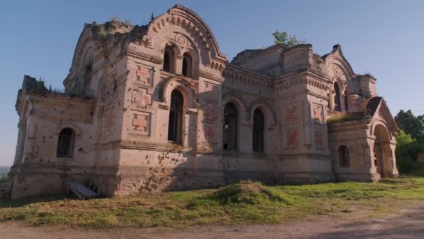 Παλιό Κατεστραμμένο Κτίριο Του Καθεδρικού Ναού Εγκαταλελειμμένη Εκκλησία Στο Χωριό — Αρχείο Βίντεο