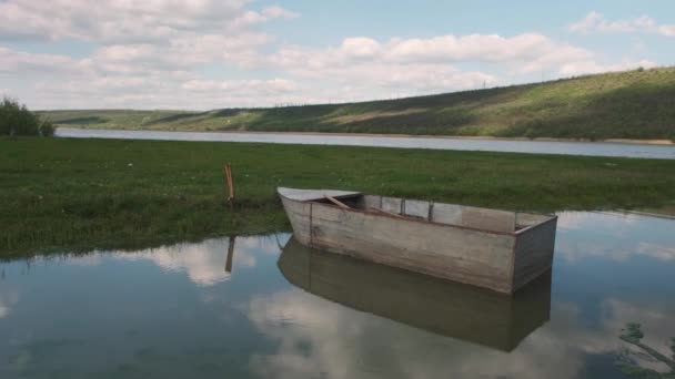 Gammel Båd Flodbredden Fiskerfartøjer Nær Flodbredden River Landskab Foråret Med – Stock-video