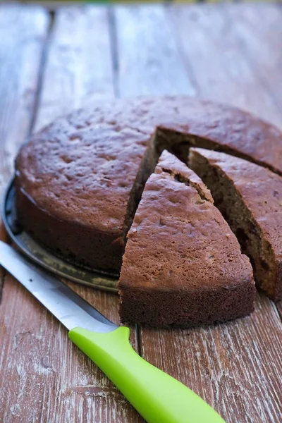 Koyu kırsal tahta arka planda vişneli ve elmalı ev yapımı turta.