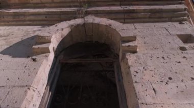 Eski yıkılmış ortodokssal katedral binası. Moldova cumhuriyetinin Pohrebea köyündeki terk edilmiş kilise.