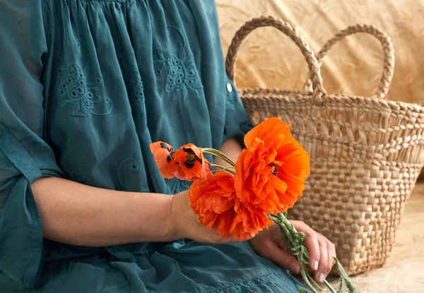 Woman Green Dress Holding Poppe Flowers Close Her Hands Spring — Stock Photo, Image