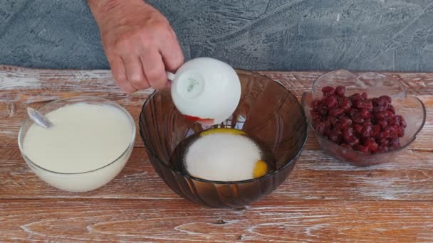 Cocinero Prepara Masa Para Panqueques Vierte Azúcar Los Huevos Comienza — Vídeos de Stock