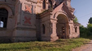 Eski yıkılmış ortodokssal katedral binası. Moldova cumhuriyetinin Pohrebea köyündeki terk edilmiş kilise.