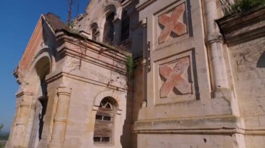 Eski yıkılmış ortodokssal katedral binası. Moldova cumhuriyetinin Pohrebea köyündeki terk edilmiş kilise.