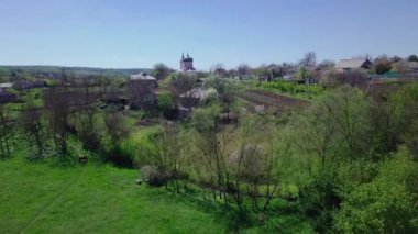 Baharda küçük bir köyün üzerinde kamera uçuşu. Moldova Cumhuriyeti 'nin Thipova köyü.