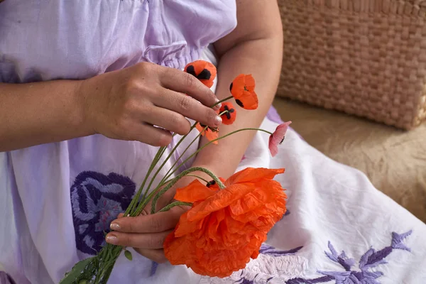 Frau Blauem Kleid Mit Mohnblumen Der Hand Frühlingsträume — Stockfoto