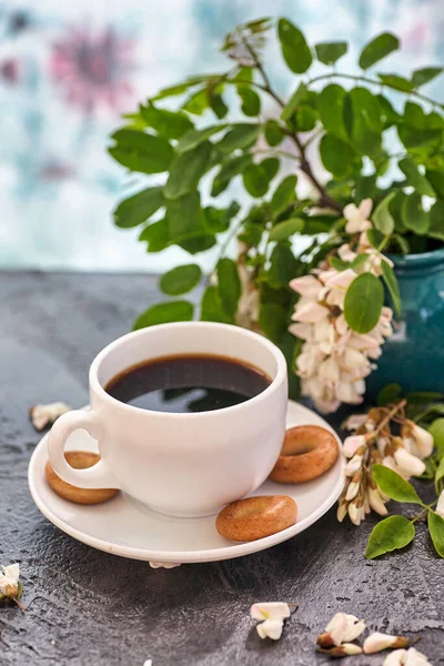 Cup Coffeel Acacia Closeup Nutrition Background Cup Coffee Acacia Flowers — Stock Photo, Image