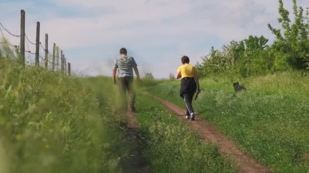 Зрелая Пара Собака Прогулке Пара Прогулок Улице Собакой — стоковое видео