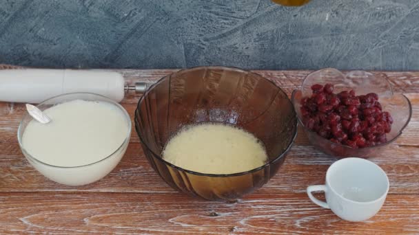 Sonnenblumenöl Geschlagenes Eigelb Gießen Der Küche Backen Der Koch Gießt — Stockvideo