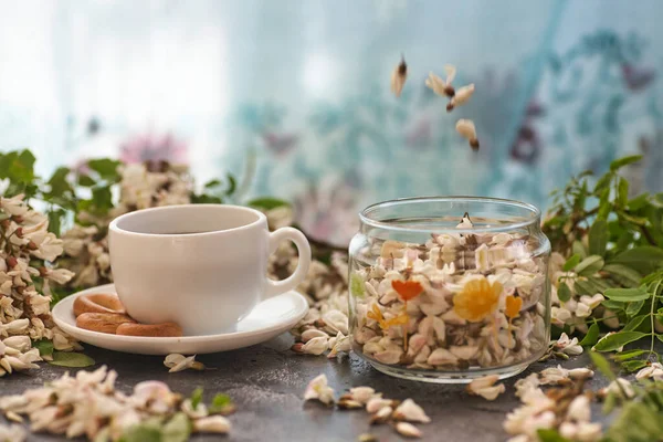 Tasse Kaffee Und Akazien Nahaufnahme Ernährung Hintergrund Mit Einer Tasse — Stockfoto