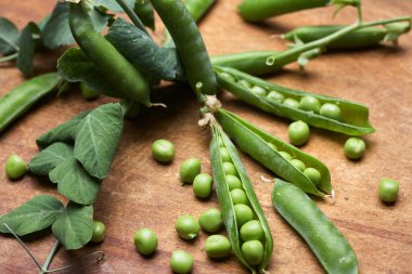 Tahtada taze bezelye kabukları.