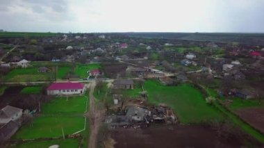 Baharda küçük bir köyün üzerinde kamera uçuşu. Moldova Cumhuriyeti 'nin Thipova köyü.