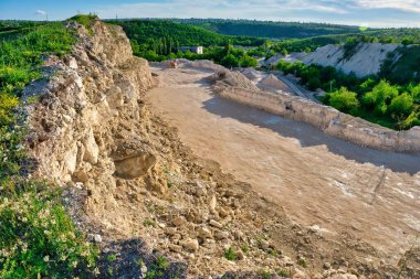 Taş ocağının manzarası bir yaz günü.