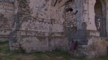 Eski yıkılmış ortodokssal katedral binası. Moldova cumhuriyetinin Pohrebea köyündeki terk edilmiş kilise.