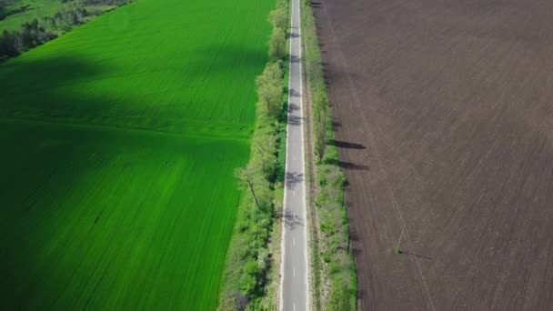 Drónrepülés Autópálya Felett Mezőgazdasági Területek Között Tavasszal — Stock videók
