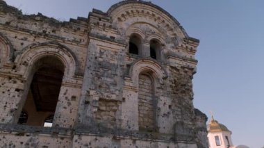 Eski yıkılmış ortodokssal katedral binası. Moldova cumhuriyetinin Pohrebea köyündeki terk edilmiş kilise.