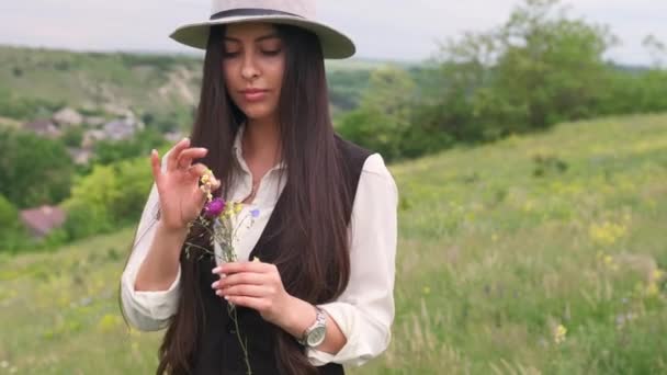 Mladá Žena Kyticí Divokých Květin Stojící Slunné Kvetoucí Louce Dáma — Stock video